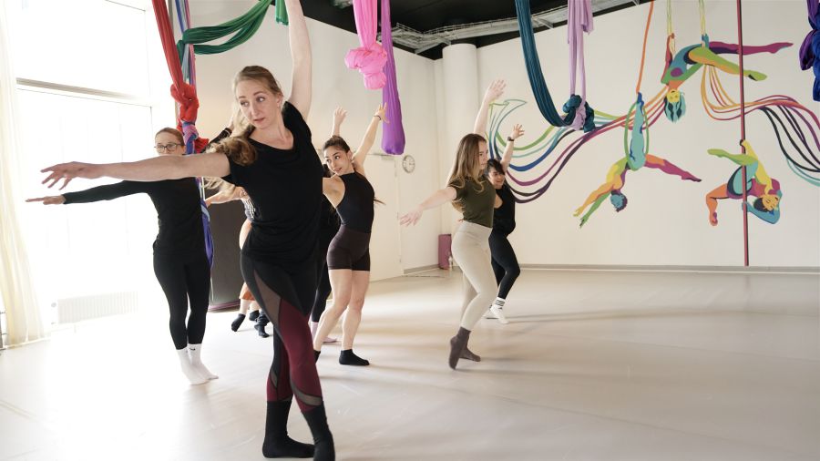 A dance class at Pole Republic. At Pole Republic you can do Polefitness aerial hoop and silk in Copenhagen. Et dansehold hos Pole Republic. Hos Pole Republic kan du dyrke Polefitness aerial hoop og silk i København.