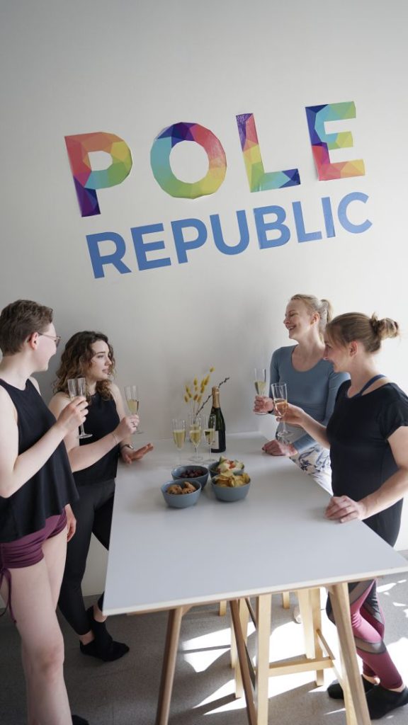 A bachelorette party at Pole Republic in Copenhagen. Here you can do poledancing, aerial hoop and aerial silk. En polterabend hos Pole Republic i København. Du kan booke poledance, aerial hoop eller aerial silk som polterabend aktivitet.