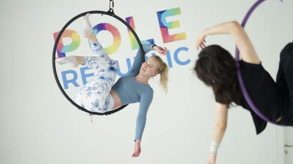 Two students doing aerial hoop at pole republic in copenhagen. At Pole Republic you can do Polefitness aerial hoop and silk in Copenhagen.