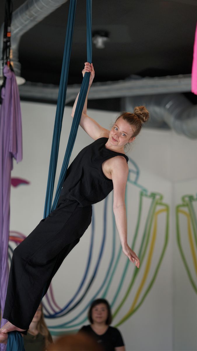 An aerial silks class at Pole Republic. At Pole Republic you can do Polefitness aerial hoop and silk in Copenhagen. Et aerial silk hold hos Pole Republic. Hos Pole Republic kan du dyrke Polefitness aerial hoop og silk i København.