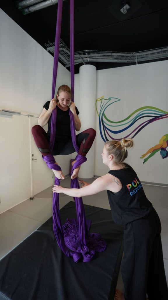 An instructor teaching an aerial silk class in Copenhagen. At Pole Republic you can do Polefitness aerial hoop and silk in Copenhagen.