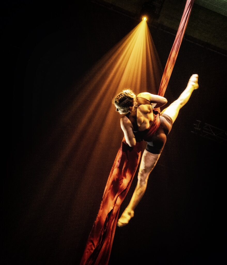 Aerial silk performer teaching a workshop soon in copenhagen for silkers and artists