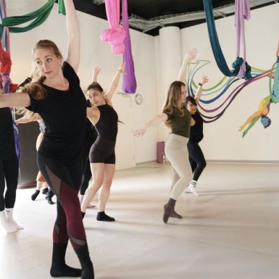 A dance class at Pole Republic. At Pole Republic you can do Polefitness aerial hoop and silk in Copenhagen. Et dansehold hos Pole Republic. Hos Pole Republic kan du dyrke Polefitness aerial hoop og silk i København.