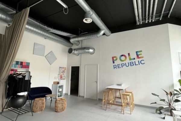 The lounge area. At Pole Republic you can do Polefitness aerial hoop and silk in Copenhagen. Hygge området hos Pole Republic. Et poledance hold hos Pole Republic. Hos Pole Republic kan du dyrke Polefitness aerial hoop og silk i København.