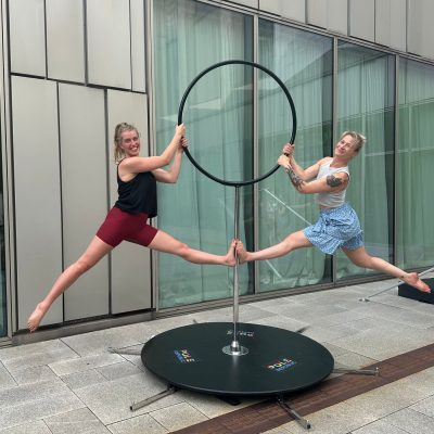 A summer event with outdoor polefitness at Pole Republic. At Pole Republic you can do Polefitness aerial hoop and silk in Copenhagen. Et udendørs event med polefitness hos Pole Republic. Hos Pole Republic kan du dyrke Polefitness aerial hoop og silk i København.