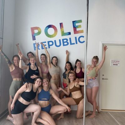 A polefitness workshop at Pole Republic. At Pole Republic you can do Polefitness aerial hoop and silk in Copenhagen. Et polefitness hold hos Pole Republic. Hos Pole Republic kan du dyrke Polefitness aerial hoop og silk i København.