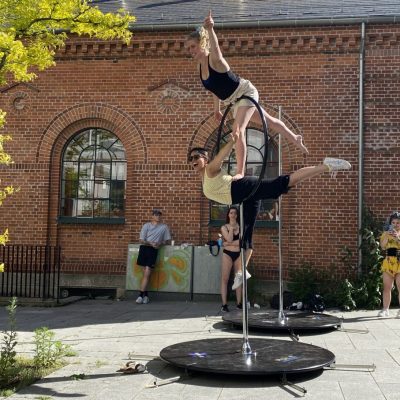 A summer event with outdoor polefitness at Pole Republic. At Pole Republic you can do Polefitness aerial hoop and silk in Copenhagen. Et udendørs event med polefitness hos Pole Republic. Hos Pole Republic kan du dyrke Polefitness aerial hoop og silk i København.