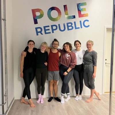 A polefitness class at Pole Republic. At Pole Republic you can do Polefitness aerial hoop and silk in Copenhagen. Et polefitness hold hos Pole Republic. Hos Pole Republic kan du dyrke Polefitness aerial hoop og silk i København.