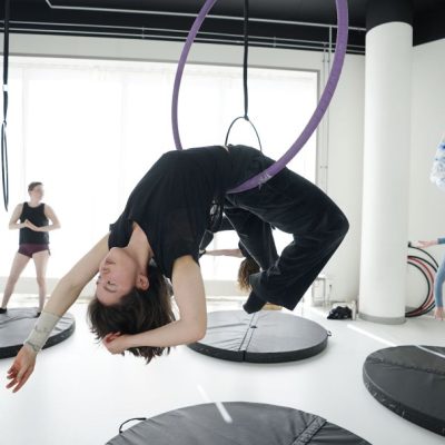 An aerial hoop class at Pole Republic. At Pole Republic you can do Polefitness aerial hoop and silk in Copenhagen. an aerial hoop hold hos Pole Republic. Hos Pole Republic kan du dyrke Polefitness aerial hoop og silk i København.