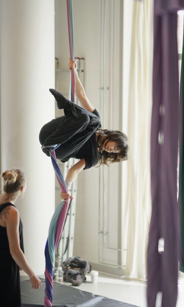 Aerial silk træning for børn og teens