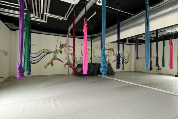 The aerial silks room. At Pole Republic you can do Polefitness aerial hoop and silk in Copenhagen. aerial silks rummet. Et poledance hold hos Pole Republic. Hos Pole Republic kan du dyrke Polefitness aerial hoop og silk i København.