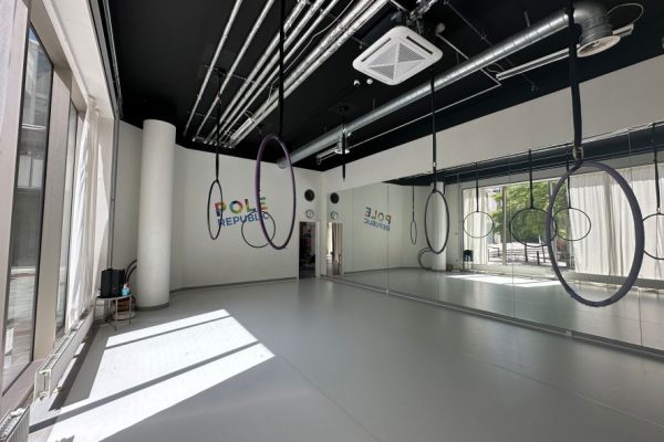 The aerial hoop room. At Pole Republic you can do Polefitness aerial hoop and silk in Copenhagen. Aerial silk rummet. Et poledance hold hos Pole Republic. Hos Pole Republic kan du dyrke Polefitness aerial hoop og silk i København.